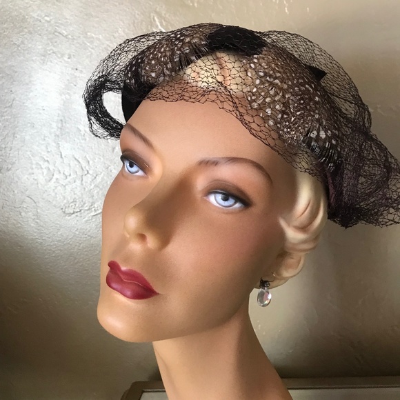 LOVELY 1950s\' BROWN VELOUR JULIET CAP WITH FEATHERS AND FULL SPIDER VEIL